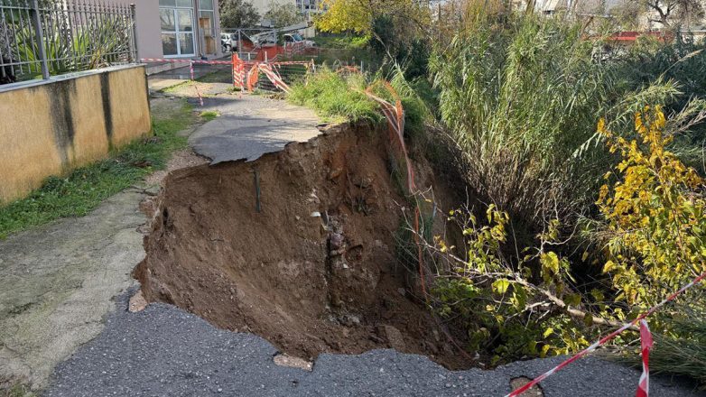 Άγιος Δημήτριος: Καθίζηση δρόμου από την κακοκαιρία – Σε καθεστώς έκτακτης ανάγκης ο Δήμος