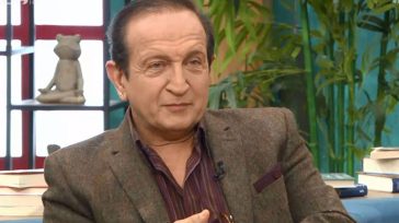 Σπύρος Μπιμπίλας: Το πρώτο gay φιλί στο θέατρο και ο πρώτος ομοφυλόφιλος ρόλος στην ελληνική τηλεόραση