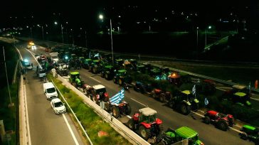 Αγρότες και κτηνοτρόφοι απέκλεισαν εκ νέου τον κόμβο της Εγλυκάδας