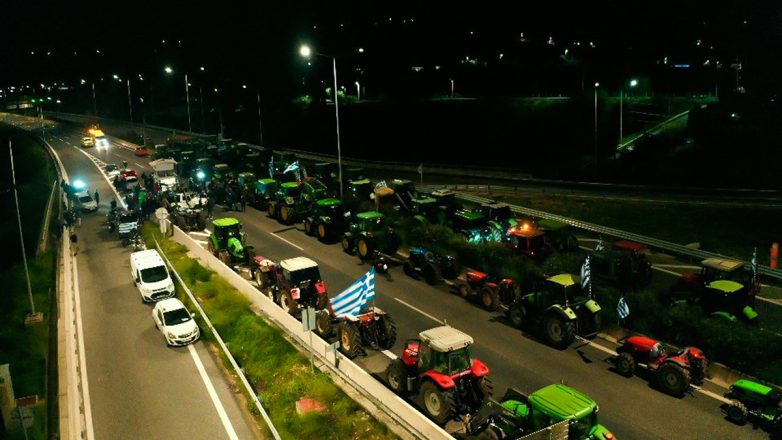 Αγρότες και κτηνοτρόφοι απέκλεισαν εκ νέου τον κόμβο της Εγλυκάδας