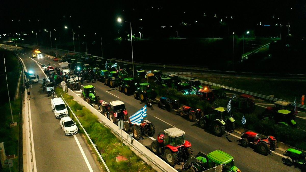 Αγρότες και κτηνοτρόφοι απέκλεισαν εκ νέου τον κόμβο της Εγλυκάδας