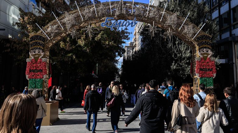 Εορταστικό ωράριο: Ανοιχτά σήμερα και αύριο τα εμπορικά καταστήματα