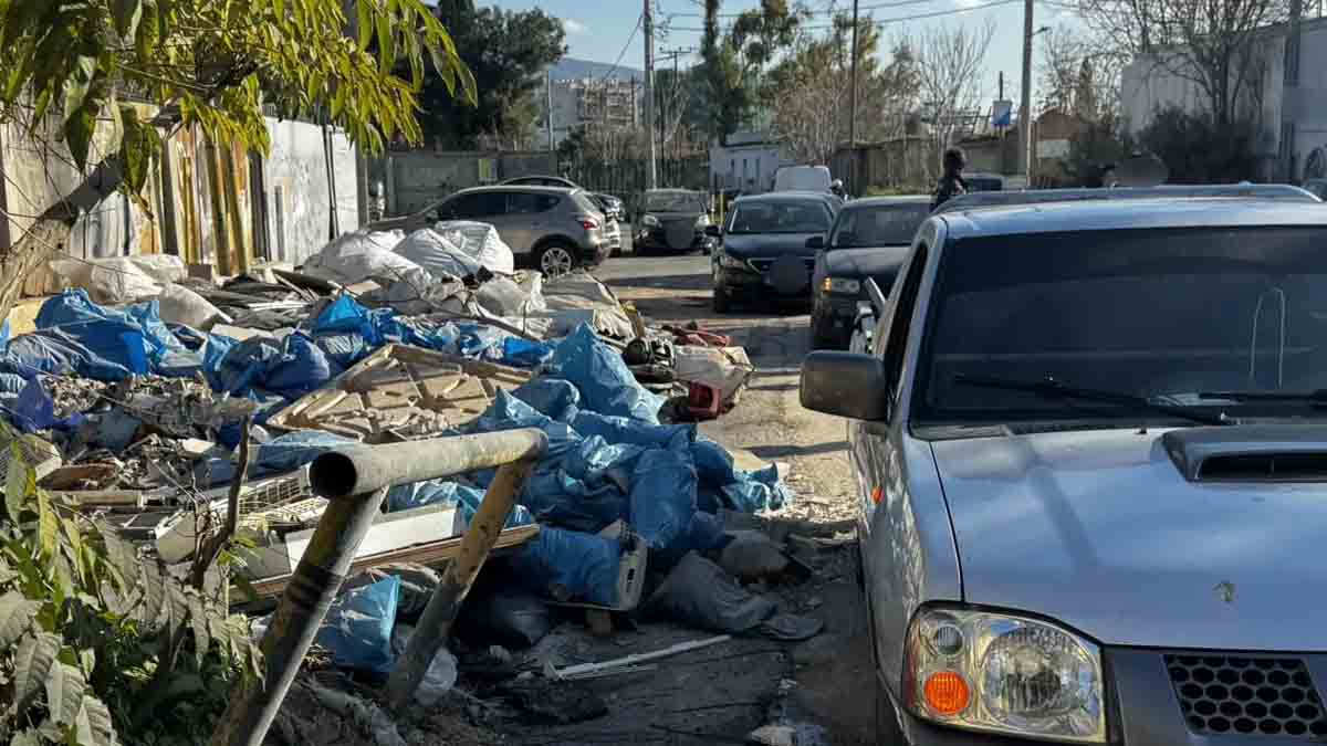 Συνελήφθησαν 38χρονος και 18χρονος που γέμισαν δρόμο με μπάζα