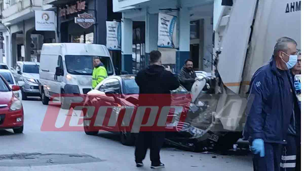 ΙΧ «καρφώθηκε» πάνω σε απορριμματοφόρο