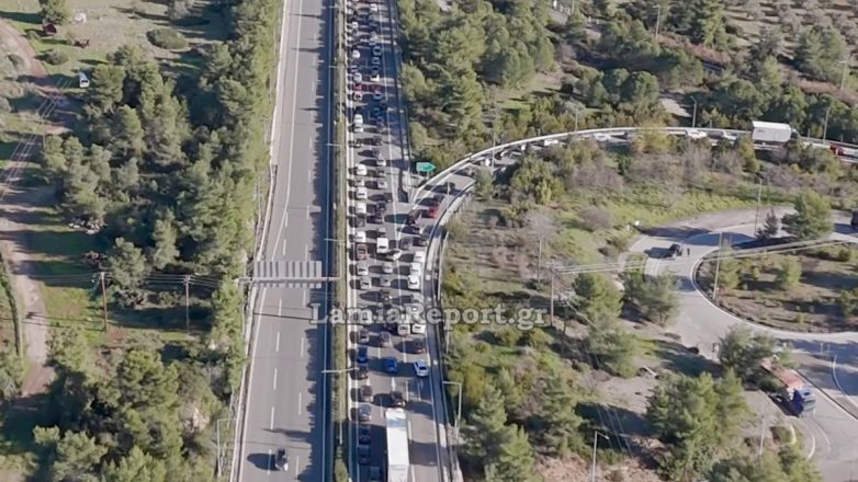 Ουρές χιλιομέτρων στην Αθηνών – Λαμίας και στους παραδρόμους