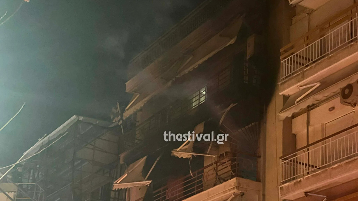 Θεσσαλονίκη: Ζευγάρι εγκλωβίστηκε στο διαμέρισμά του όταν αυτό έπιασε φωτιά – Βίντεο