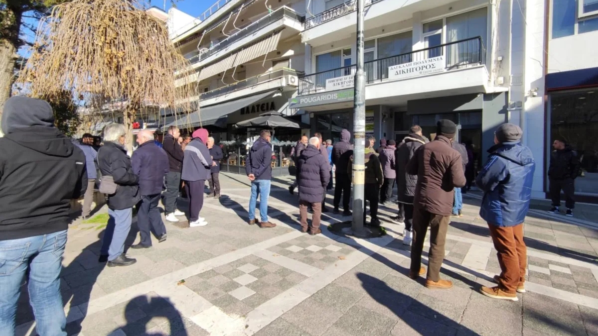 Αγρότες πέταξαν κοπριά στα γραφεία βουλευτών της ΝΔ