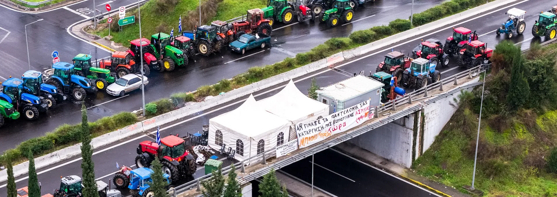 Οι αγρότες ενισχύουν τα μπλόκα – Στο κενό οι διασπαστικές κινήσεις της κυβέρνησης