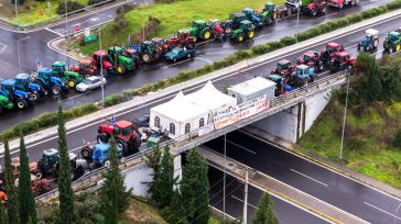 Οι αγρότες ενισχύουν τα μπλόκα – Στο κενό οι διασπαστικές κινήσεις της κυβέρνησης