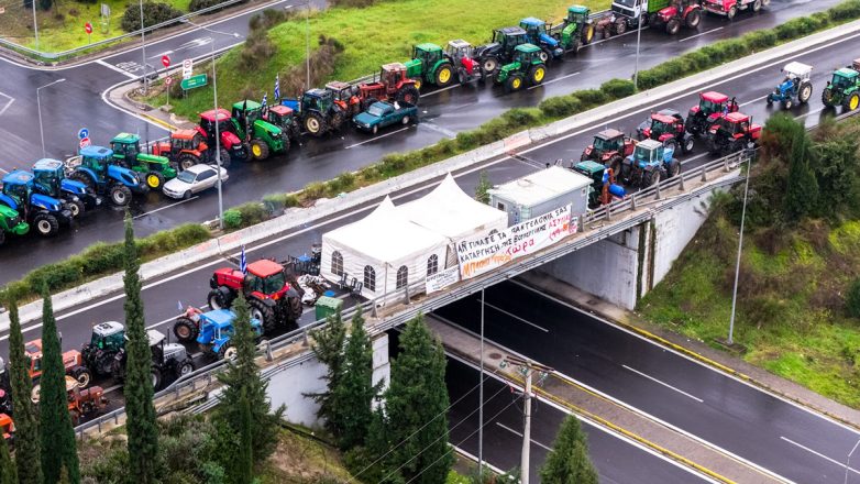 Οι αγρότες ενισχύουν τα μπλόκα – Στο κενό οι διασπαστικές κινήσεις της κυβέρνησης