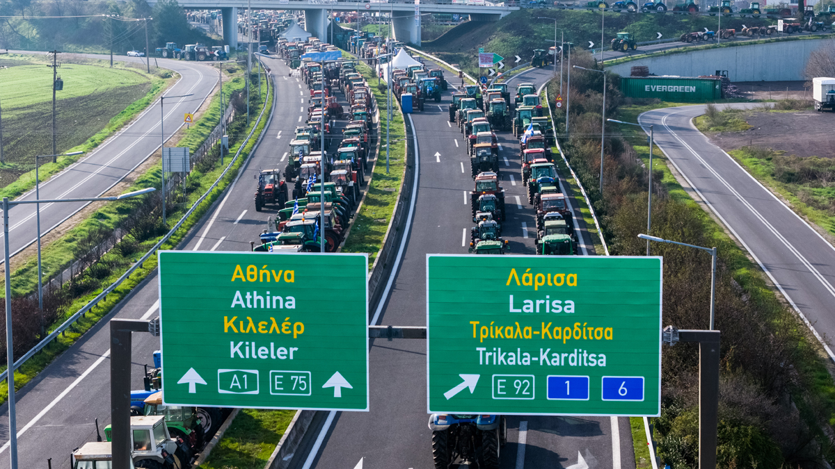 Στις 16.00 τα μπλόκα κόβουν πάλι τη χώρα στα δύο