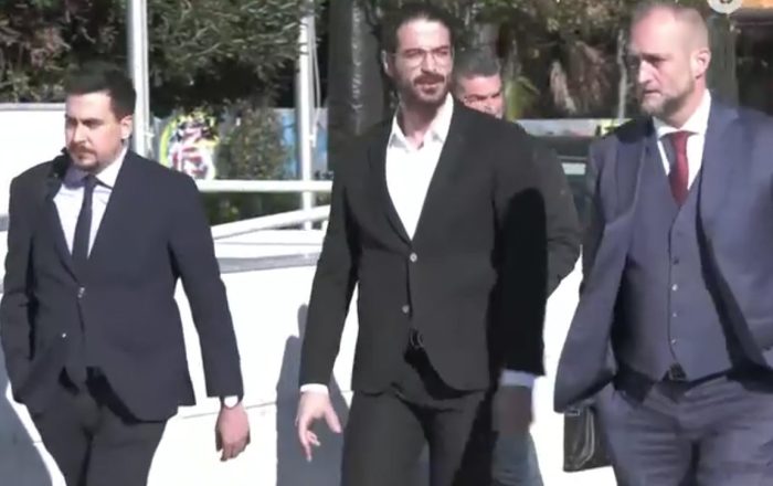 Άρης Μουγκοπέτρος: Στα δικαστήρια της Τρίπολης μετά τη μήνυση της πρώην συζύγου για ενδοοικογενειακή απειλή