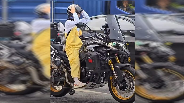 Ximei Jo – Τι κάνεις όταν τα πόδια σου δεν φτάνουν κάτω στο φανάρι;