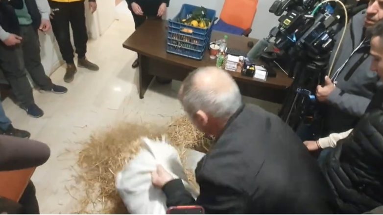 Αγρίνιο: Κοπριά και σανό έριξαν στο γραφείο του Καραγκούνη οι αγρότες