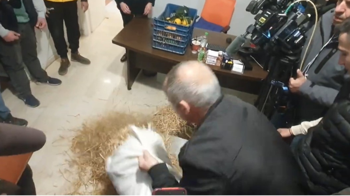 Αγρίνιο: Κοπριά και σανό έριξαν στο γραφείο του Καραγκούνη οι αγρότες