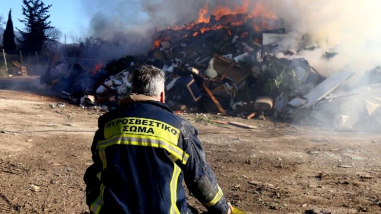 Θεσσαλονίκη: Υπό έλεγχο η μεγάλη φωτιά σε περιοχή με απορρίμματα