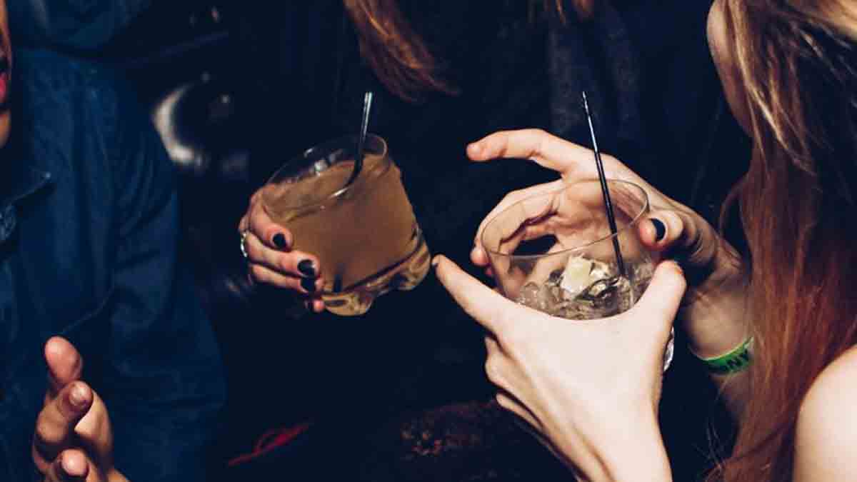 Στο νοσοκομείο ανήλικη μετά από υπερβολική κατανάλωση αλκοόλ