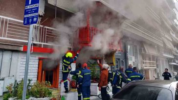 Πυρκαγιά ξέσπασε σε κεντρικό σημείο της Λάρισας