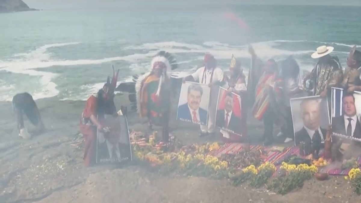 Σαμάνοι στο Περού προέβλεψαν το μέλλον του κόσμου μέσα από την ετήσια πρωτοχρονιάτικη τελετή