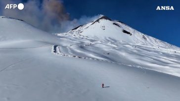 Συναρπαστικό θέαμα: Σκιέρ κατεβαίνει την Αίτνα ανάμεσα σε χιόνι και τέφρα