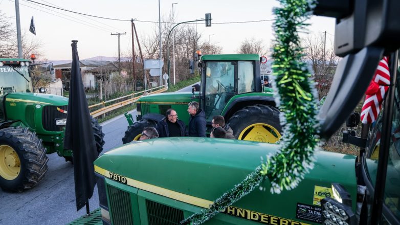 Πρωτοχρονιά στα μπλόκα για τους αγρότες