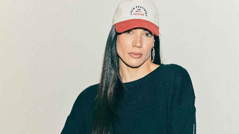 Η Ήβη Αδάμου αποκαλύπτει μια ολόκληρη μέρα της ζωής της στο νέο βίντεο κλιπ του «Λέει Λέει Λέει»