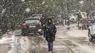 Με τσουχτερό κρύο, ισχυρούς βοριάδες και νιφάδες χιονιού καταφθάνει η Πρωτοχρονιά