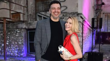 Τζένη Μπαλατσινού – Βασίλης Κικίλιας: Εύχονται «καλή χρονιά» με ένα τρυφερό φιλί