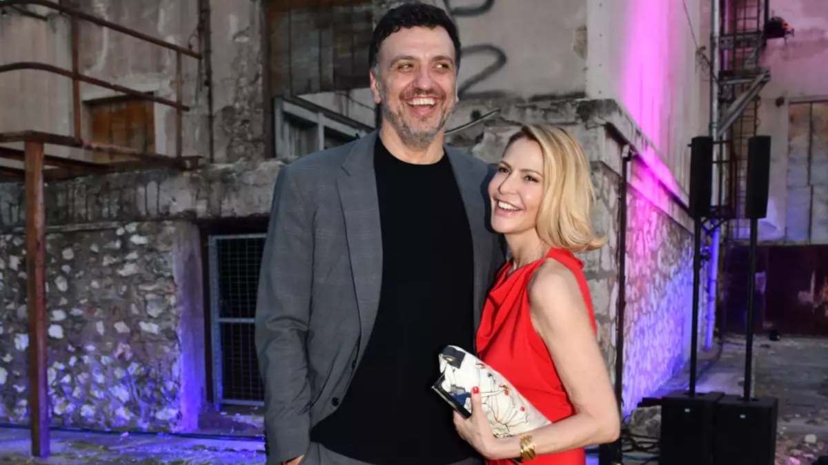 Τζένη Μπαλατσινού – Βασίλης Κικίλιας: Εύχονται «καλή χρονιά» με ένα τρυφερό φιλί