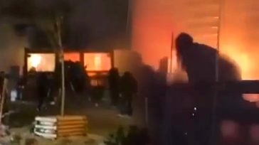 Νέο συγκλονιστικό βίντεο από τη στιγμή που ξέσπασε η πυρκαγιά στο μπαρ Le Constellation