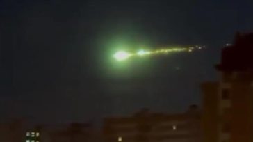 Πύρινη σφαίρα άγνωστης προέλευσης φώτισε τον ουρανό πάνω από τη Μόσχα