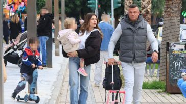 Κώστας Σόμμερ – Βαλεντίνη Παπαδάκη: Η πρώτη οικογενειακή βόλτα του 2026 στη Γλυφάδα