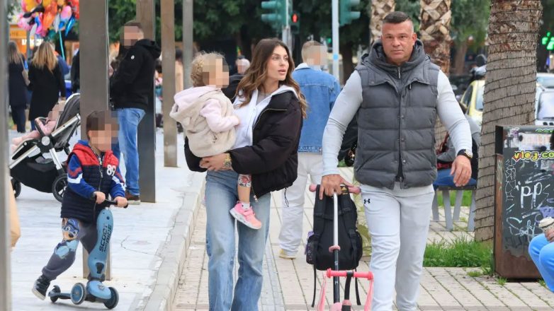 Κώστας Σόμμερ – Βαλεντίνη Παπαδάκη: Η πρώτη οικογενειακή βόλτα του 2026 στη Γλυφάδα