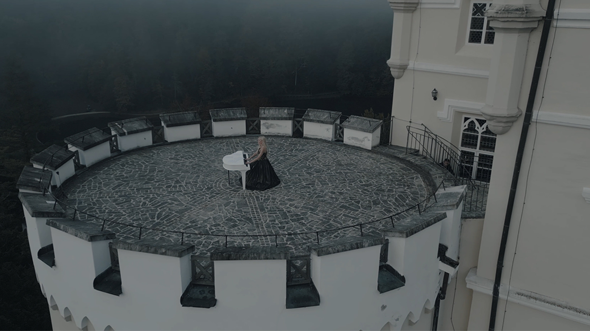 Το …ιπτάμενο πιάνο της Έλενας Ξυδιά «προσγειώθηκε» σε ένα μεσαιωνικό κάστρο της Κροατίας – Δείτε το βίντεο