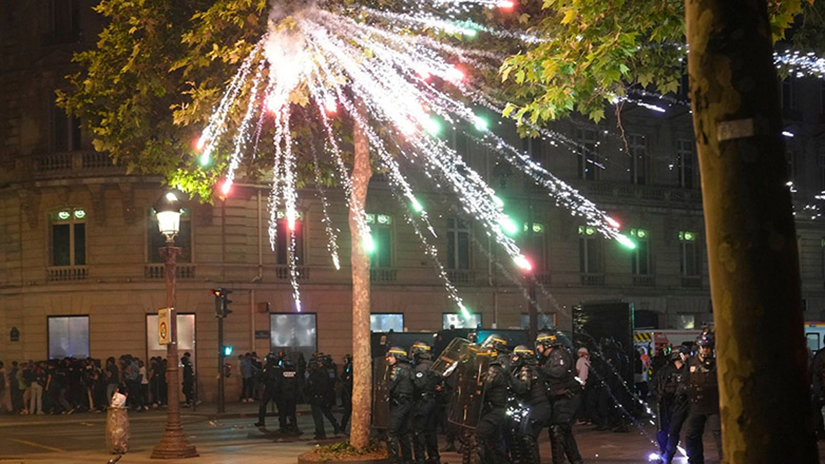 Γαλλία: Πάνω από χίλιες πυρπολήσεις οχημάτων τη νύχτα της Πρωτοχρονιάς