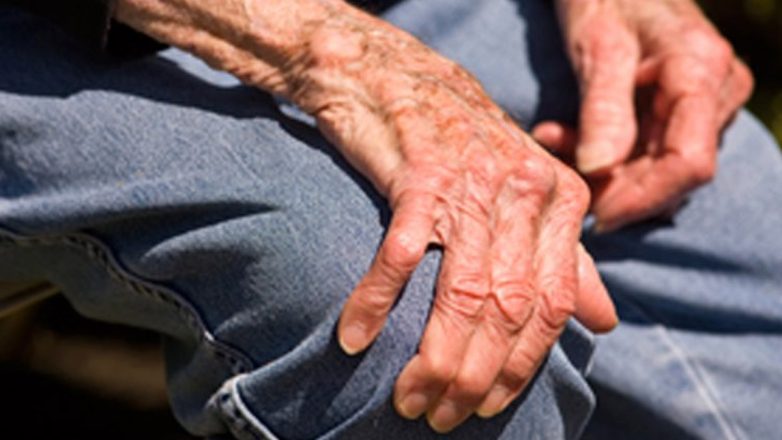 Έσπασε στο ξύλο τον πατέρα του και τον έστειλε στο νοσοκομείο