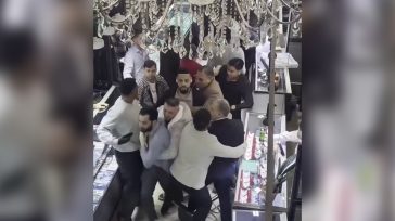 Νέα Υόρκη: Πιάστηκαν στα χέρια κοσμηματοπώλης με ανταγωνιστή του