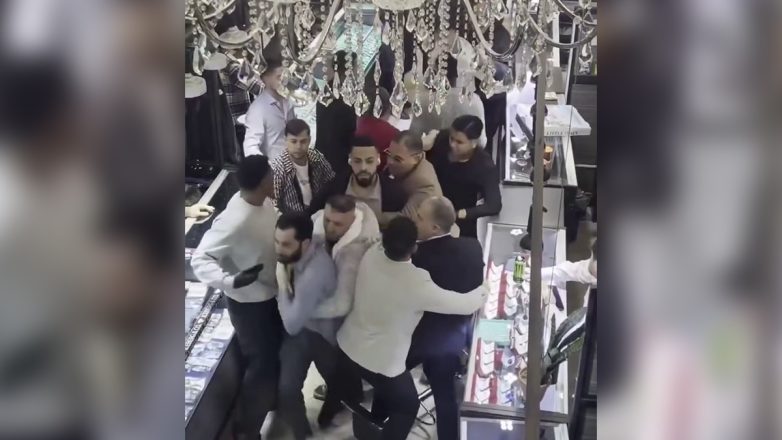 Νέα Υόρκη: Πιάστηκαν στα χέρια κοσμηματοπώλης με ανταγωνιστή του Νέα Υόρκη: Πιάστηκαν στα χέρια κοσμηματοπώλης με ανταγωνιστή του