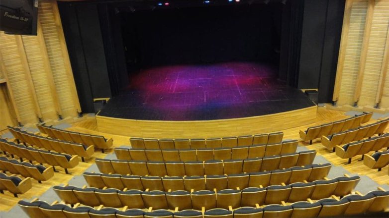 Όταν η σκηνή γίνεται παρέα – Η «PREMIERA» που γεμίζει το Θέατρο Μελίνα Μερκούρη Όταν η σκηνή γίνεται παρέα – Η «PREMIERA» που γεμίζει το Θέατρο Μελίνα Μερκούρη