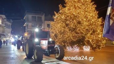 Αγρότες σε νυχτερινή πορεία με τρακτέρ στην Τρίπολη