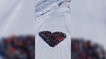 Κραν Μοντανά: Σκιέρ δημιουργούν καρδιά στη μνήμη των θυμάτων