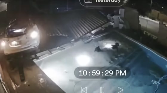 Αδιανόητο περιστατικό: Αυτοκίνητο “πέταξε” πάνω από πισίνα σπιτιού και ο οδηγός βρέθηκε για… βουτιά (Βίντεο)