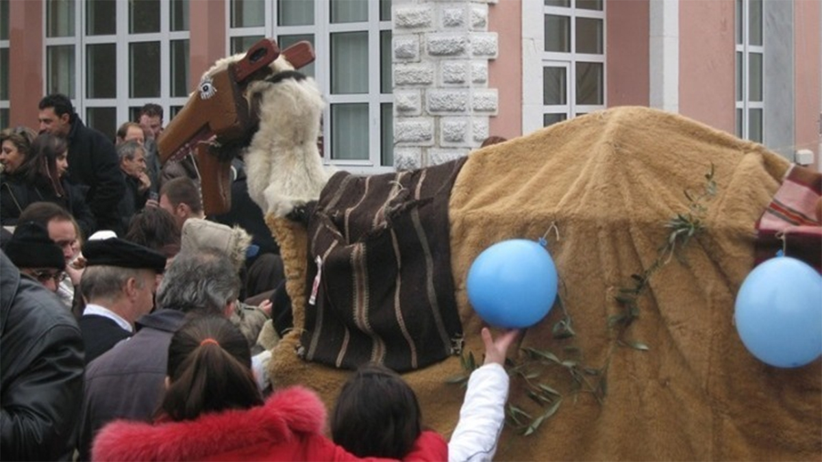 Ραγκουτσάρια, Καμήλες, Φωταράδες και Τζαμαλάρια: Τα έθιμα που αναβιώνουν στη Βόρεια Ελλάδα για τα Θεοφάνια