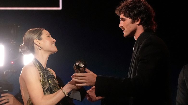 Τζέσικα Μπιλ: Η εντυπωσιακή εμφάνιση στα Critics Choice Awards και η αποθέωση στον Τζάστιν Τίμπερλεϊκ Τζέσικα Μπιλ: Η εντυπωσιακή εμφάνιση στα Critics Choice Awards και η αποθέωση στον Τζάστιν Τίμπερλεϊκ