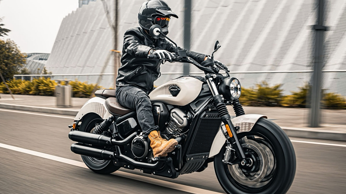 H Benda Dark Flag 950 έχει ρετρό εμφάνιση αλλά κρύβει έναν V4 κινητήρα