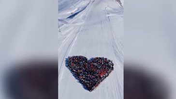 Kραν Μοντανά: Σκιέρ σχημάτισαν καρδιά για να τιμήσουν τα θύματα της τραγωδίας