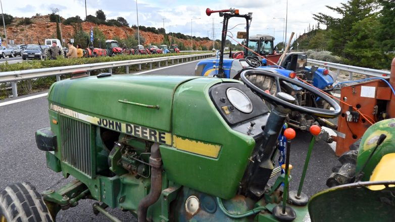 Η κυβέρνηση διεμβολίζει τα μπλόκα με «Plan B»