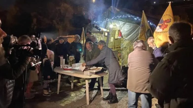 Φώτα στα μπλόκα για τους αγρότες των Χανίων