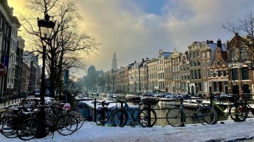 Μπλόκο στα δρομολόγια τρένων λόγω χιονιού στην Ολλανδία