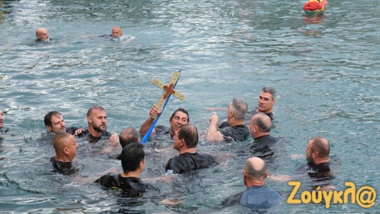 Με λαμπρότητα στον Πειραιά ο καθαγιασμός των υδάτων Με λαμπρότητα στον Πειραιά ο καθαγιασμός των υδάτων